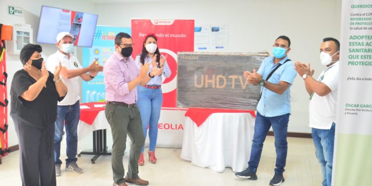 VEOLIA ENTREGÓ TELEVISOR DE 50 PULGADAS A GANADOR DE CAMPAÑA REFRESCA TUS DATOS