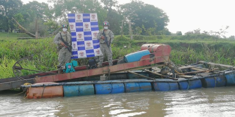 Incautadas siete dragas, 13 motores y más de 900 gramos de mercurio en operaciones de control fluvial en el departamento de Antioquia.