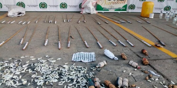 Policía incauta más de 50 kilos de pólvora y licor adulterado