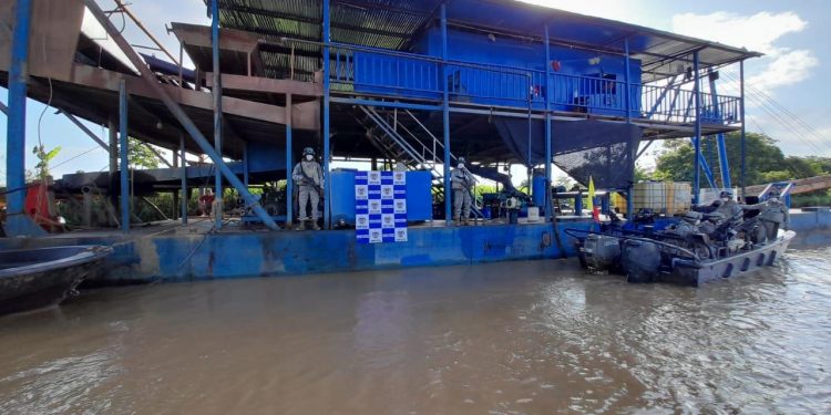 La Armada incauta dos estructuras flotantes que eran utilizadas para minería ilegal