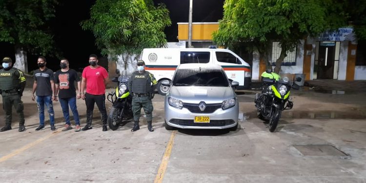TRES CAPTURADOS POR EL DELITO DE HURTO Y UN VEHÍCULO TIPO AUTOMÓVIL RECUPERADO.