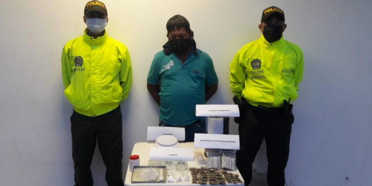 PRESUNTO EXPENDEDOR GUARDABA ESTUPEFACIENTES EN LOS ENFRIADORES DE UN NEGOCIO, PERO LA POLICÍA LO CAPTURÓ EN MAGANGUÉ.