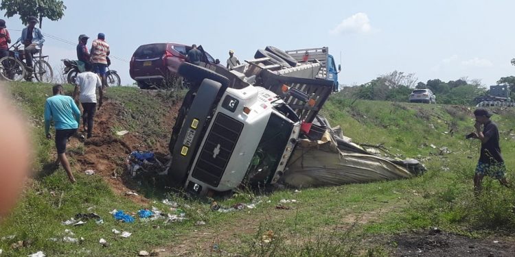 Por falla mecánica se volcó camión cargado de cemento a la altura de Talaigua Nuevo