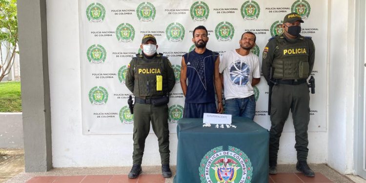 Policía captura a dos supuestos vendedores de estupefacientes