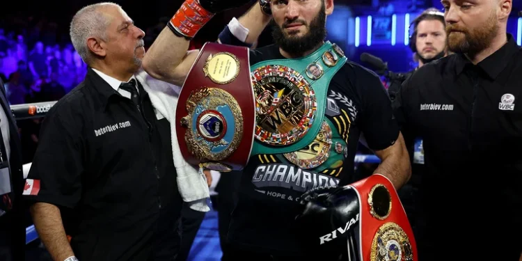 Imparable: Artur Beterbiev noqueó a Smith Jr, mantuvo el invicto, se adueñó del título y buscará vengar a Canelo Álvarez