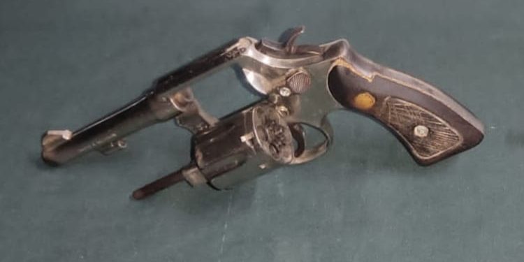 Descubren un arma de fuego entre los útiles escolares de un menor en San Cayetano Bolívar