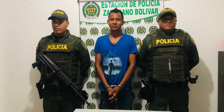 Policía captura a un sujeto cuando al parecer golpeaba a su compañera sentimental