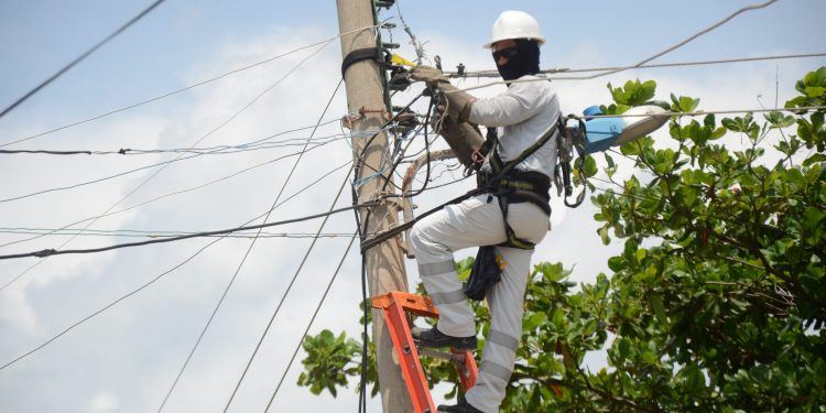 Trabajos para la optimización del servicio de energía en el sur de Bolívar y Magdalena
