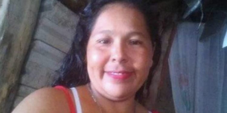 Denunció a su expareja y el hombre fue a su casa y la atacó con un machete