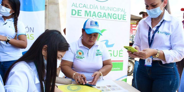 Por gestión del alcalde Carlos Cabrales, fueron entregados bonos alimenticios a habitantes de Cortinas