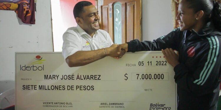 Gobernación de Bolívar e Iderbol, entregan incentivo económico a Mary Álvarez, Subcampeona Mundial de Fútbol Femenino .
