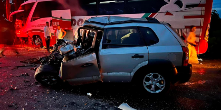 AL PARECER VENIAN PARA LA COSTA Cinco personas muertas dejan accidente entre una camioneta y un bus