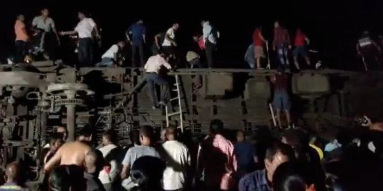 Tragedia en India: al menos 120 muertos y más de 850 heridos dejó choque múltiple de trenes