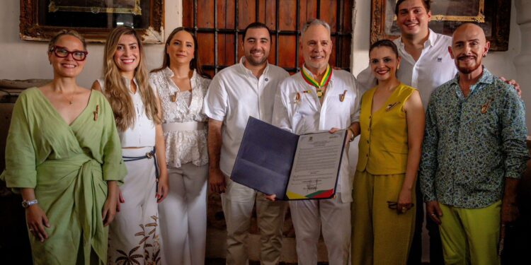 Gobernación de Bolívar entrega condecoración a Hernán Zajar en el marco del Festival de Jazz de Mompox