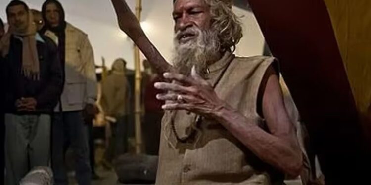 La increíble historia de Amar Bharati, el hombre que lleva más de 50 años con un brazo en alto